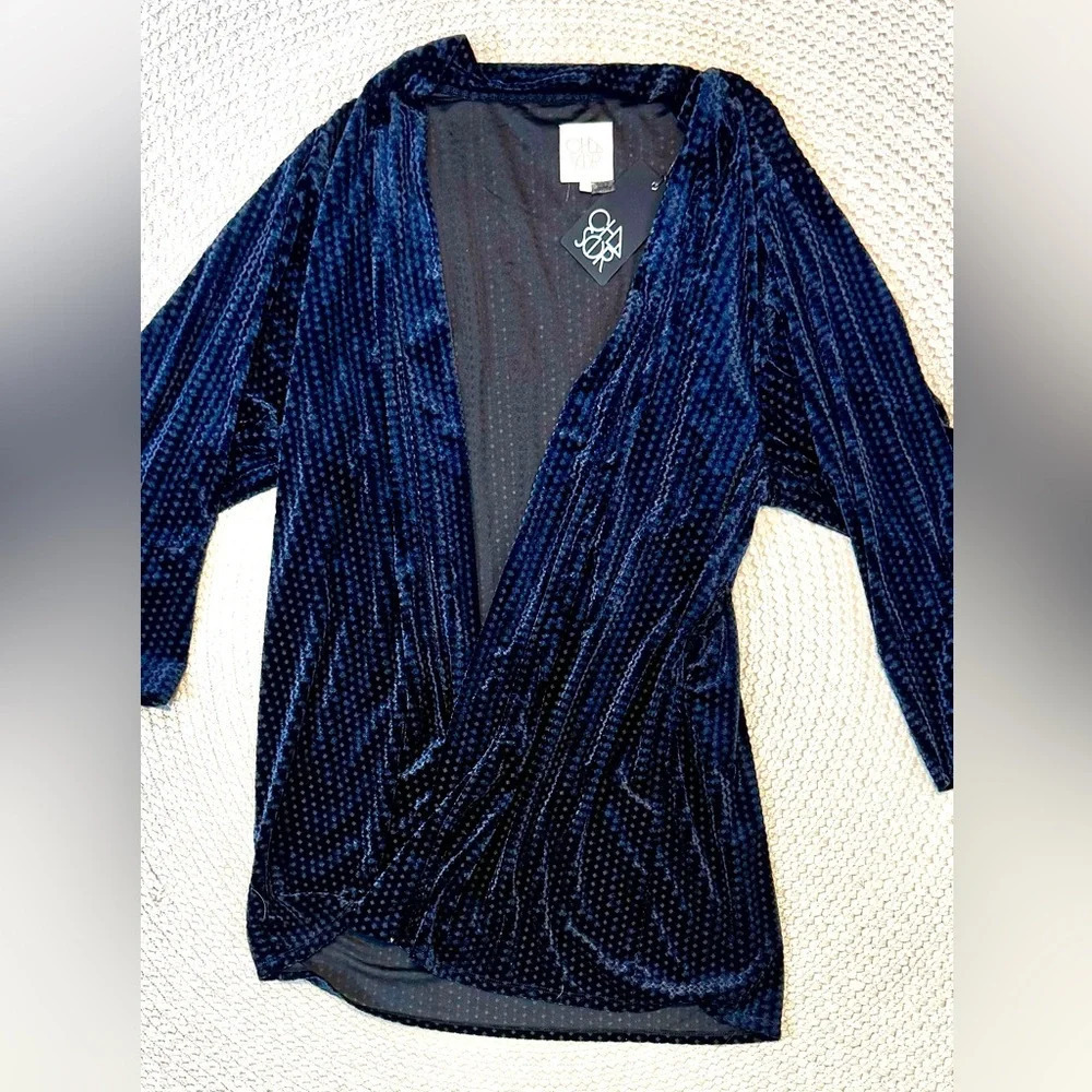 Dressy Chaser Kimono - Picture 2 of 4